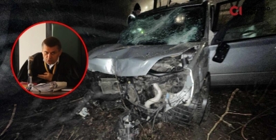 На Білоцерківщині водій розтрощив автівку, врізавшись у бетонний відбійник (ФОТО)