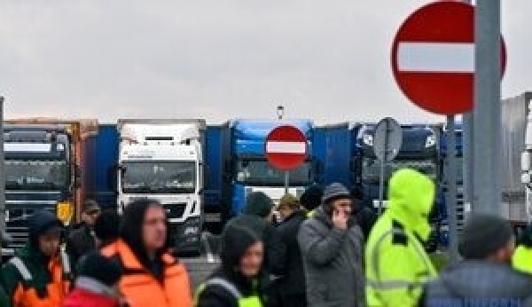 На кордоні з Польщею на в’їзд в Україну чекають понад 3 тисячі вантажівок