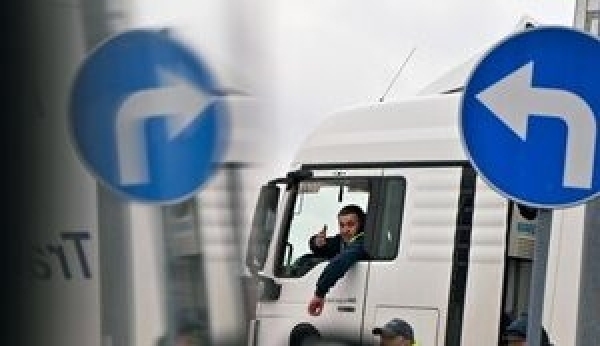 Блокада кордону: на пунктах пропуску стоять у черзі понад 2 тисячі вантажівок