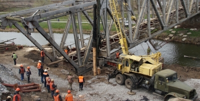 У вартість відновлення зруйнованого мосту біля Ізюма за 640 мільйонів заклали бетон за завищеними вдвічі цінами