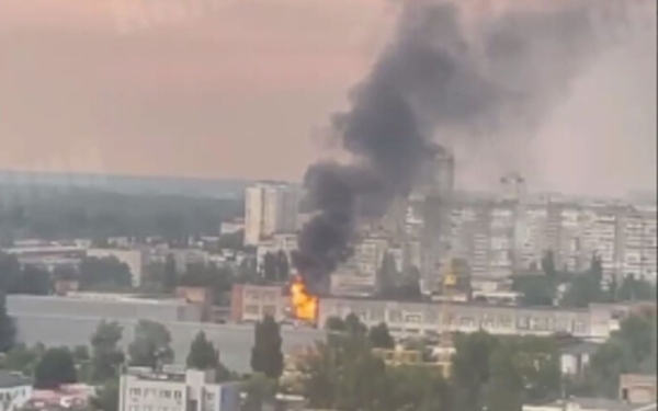 В Киеве на Оболони вспыхнул масштабный пожар (фото, видео)